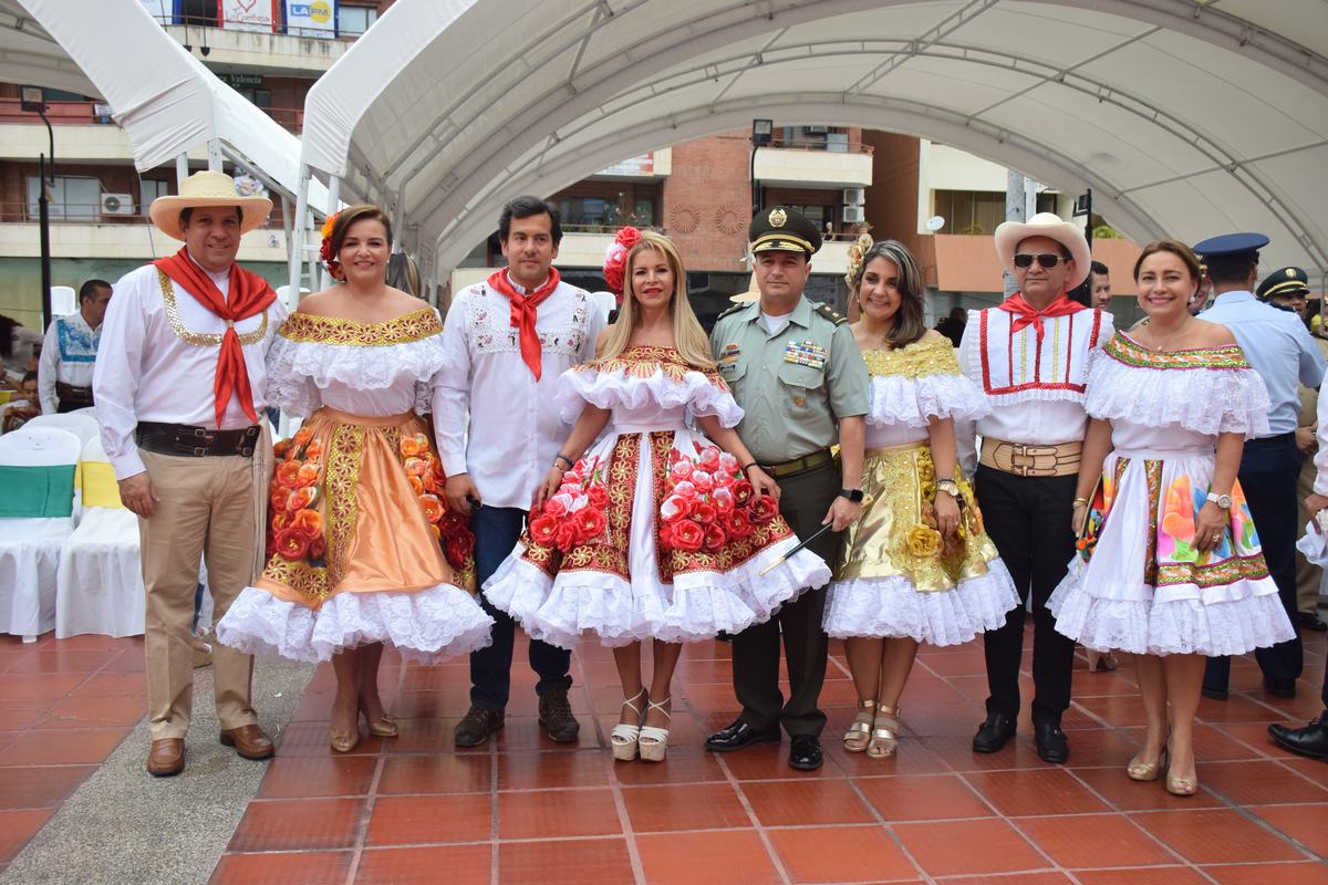 Alcalde de Neiva, Rodrigo Lara; Ana Isabel Valencia, gestora social de Neiva; el senador Rodrigo Lara Restrepo; Miryam Hurtado de González, gestora social del Departamento; brigadier general Norberto Mujica Jaime y su esposa; Ariel Rincón Machado, presidente ejecutivo de la Cámara de Comercio de Neiva y su esposa Tatiana Quintero de Rincón.